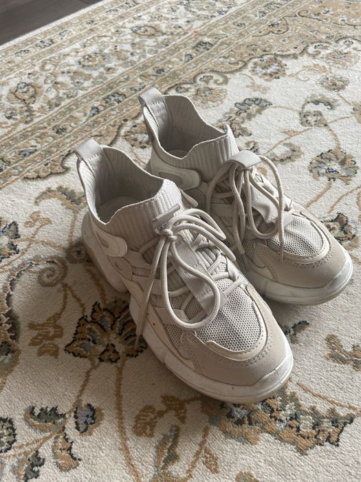 Кросівки жіночі стильні