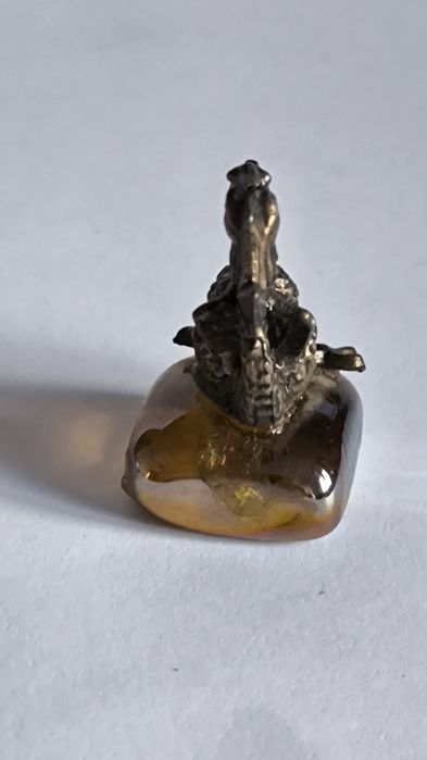Mosiężna figurka smoka na postumencie z bursztynu. Vintage.
