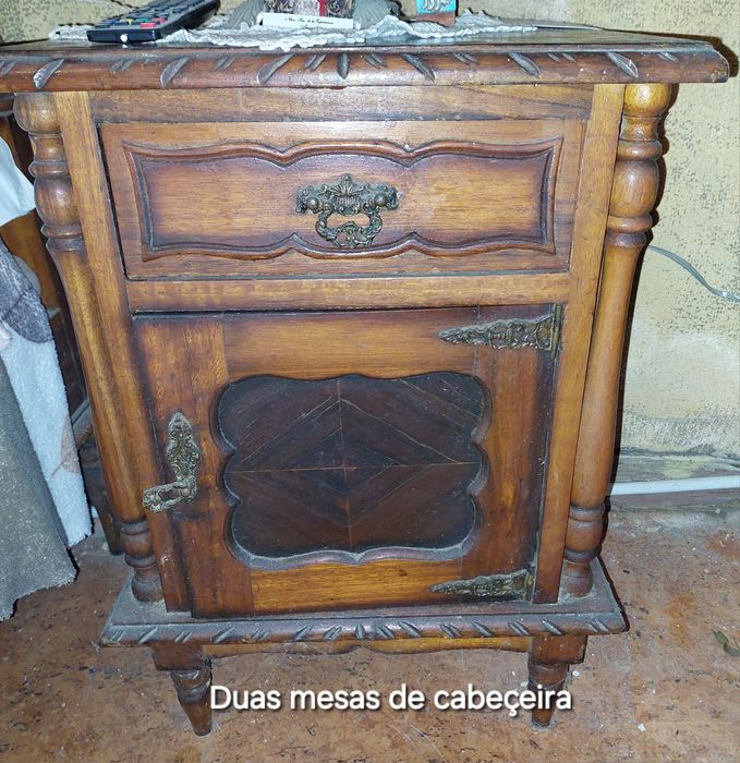 Duas mesas de cabeceira em bom estado