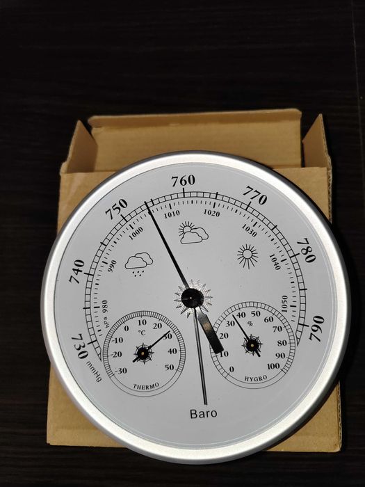 Метеостанция с барометром,гигрометром, на сувенир или подарок.
