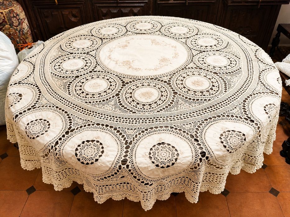Toalha de Mesa Redonda em Croché + Bordado – 175cm