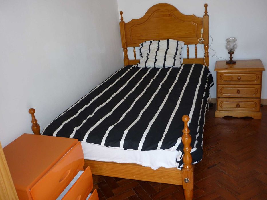 Quarto para arrendar Cruz Quebrada a estudante ou jovem profissional