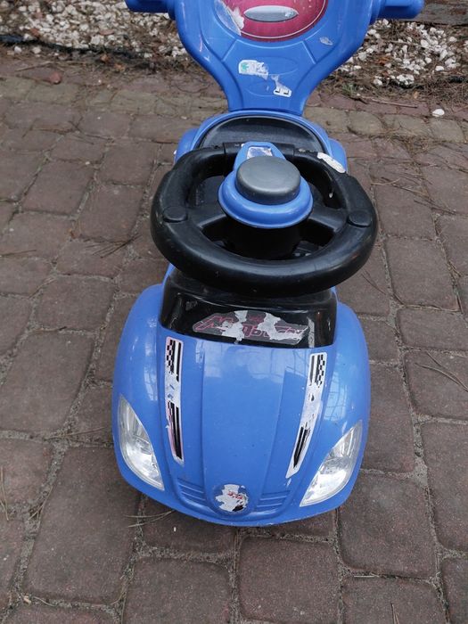 Samochodzik pchacz niebieski
