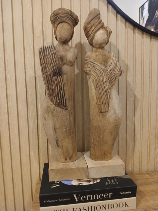 Vendo 2 estatuetas de madeira em excelente estado