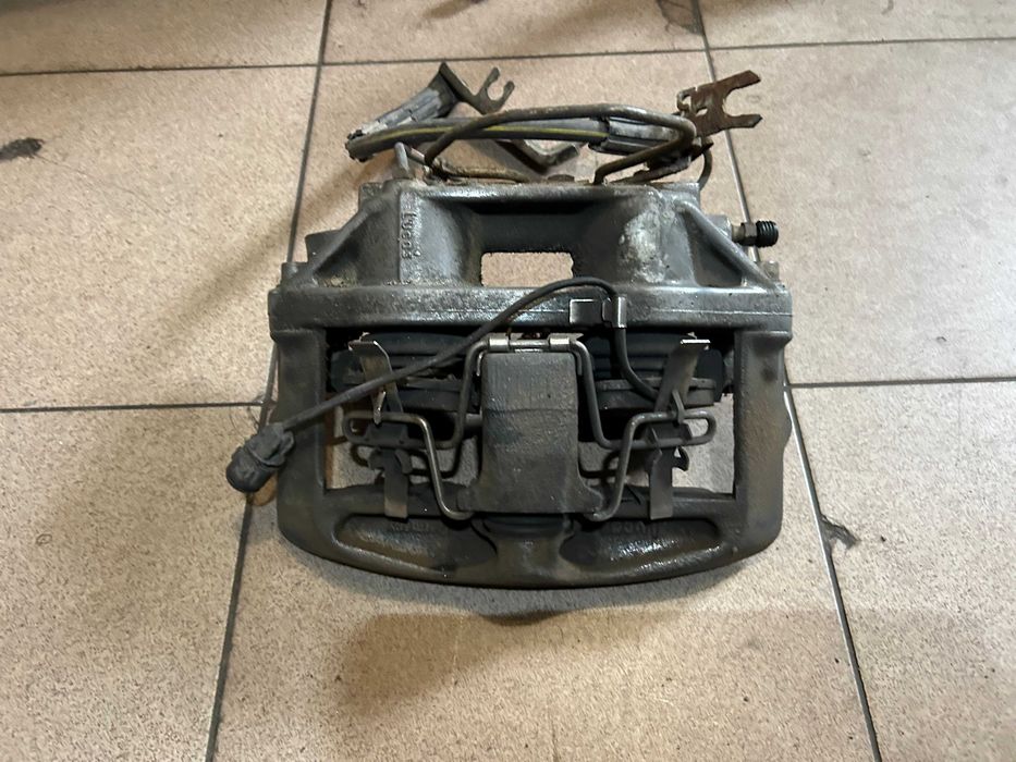 Zacisk przód Prawy Audi A8 D2 2.5 TDI 2.8 3.7 3.3 TDI 4.2 Lift 99-02