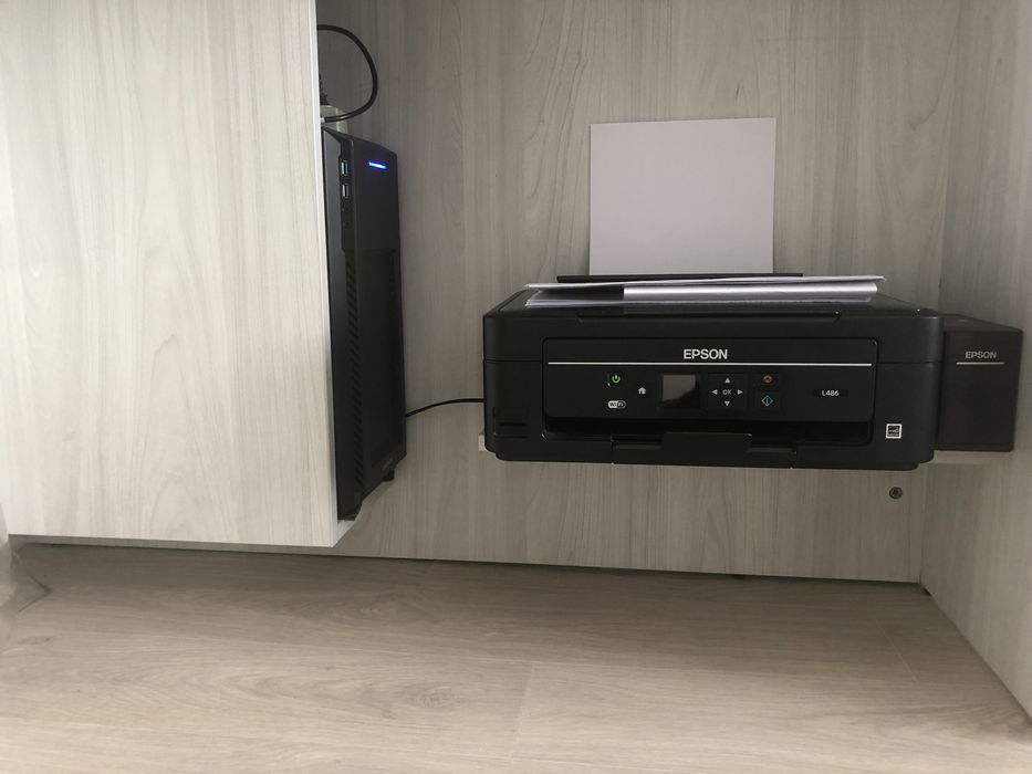 Сучасний комп'ютерний стіл з мобільного тумба.