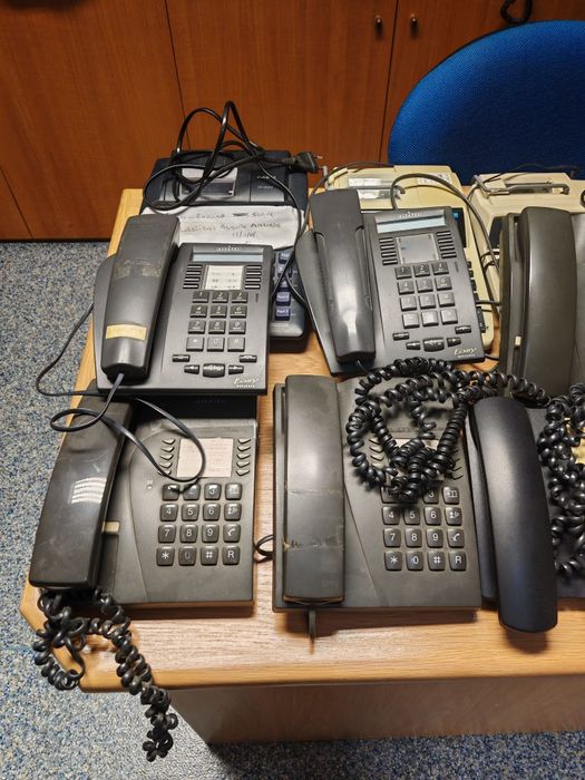 Telemóveis, telefones e calculadoras antigas