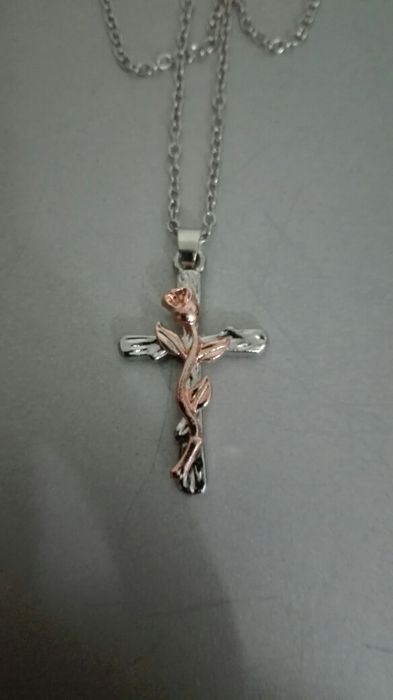 Cruz com flor e outros banhados a ouro.