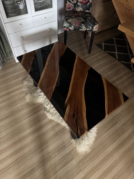 Stolik kawowy z zywicą