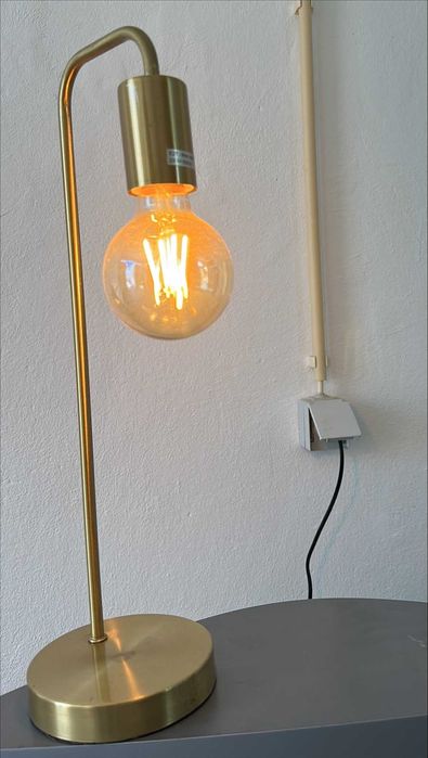 Candeeiro de mesa em metal dourado