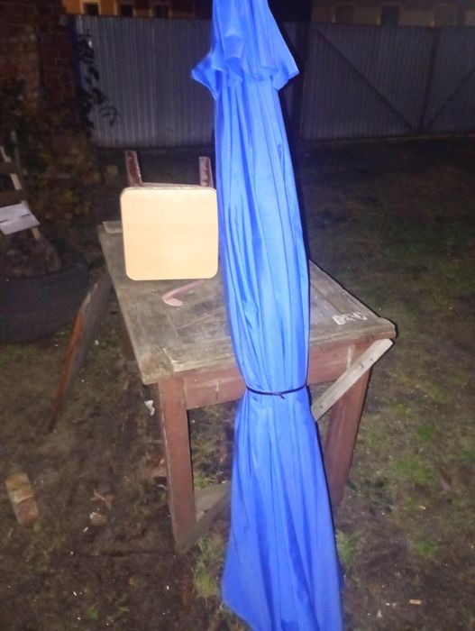 Sprzedam jeden parasol.