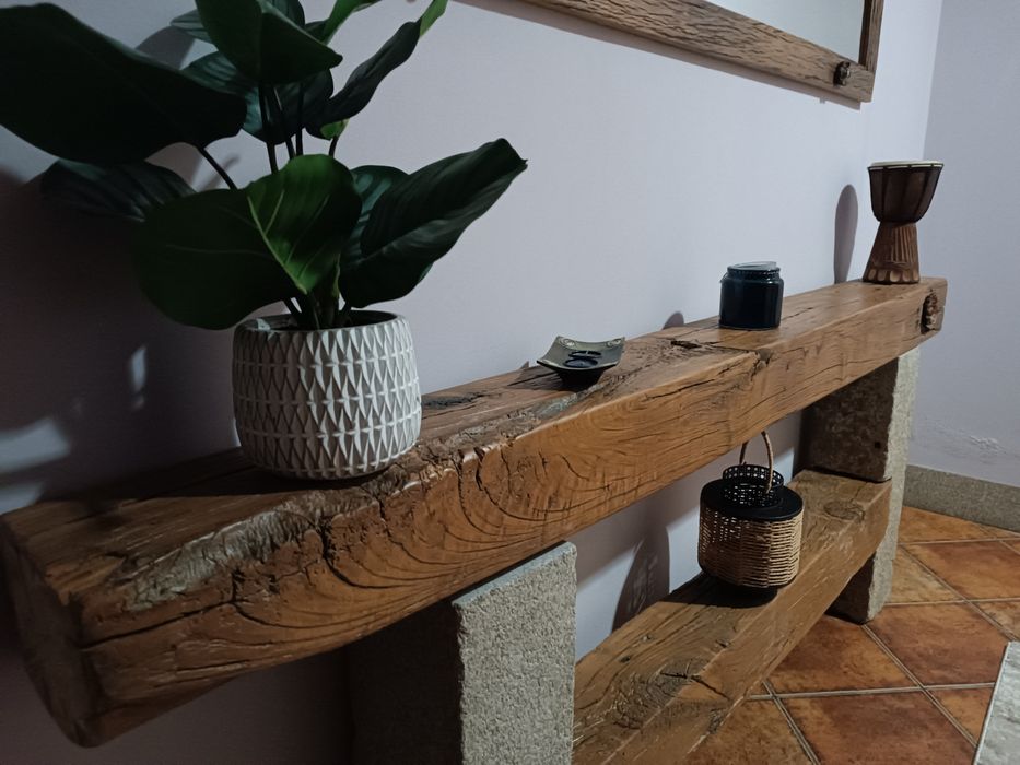 Aparador de madeira e pedra rústico