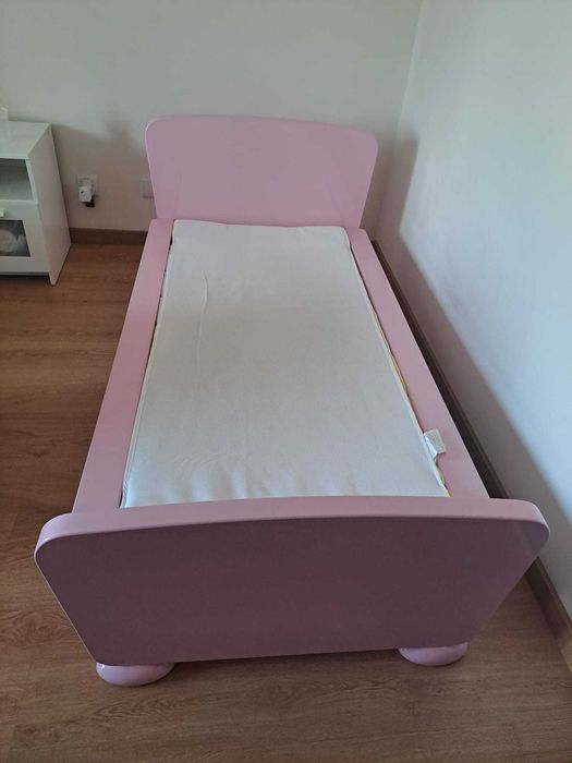 Cama infantil rosa com estrado, colchão e protetor