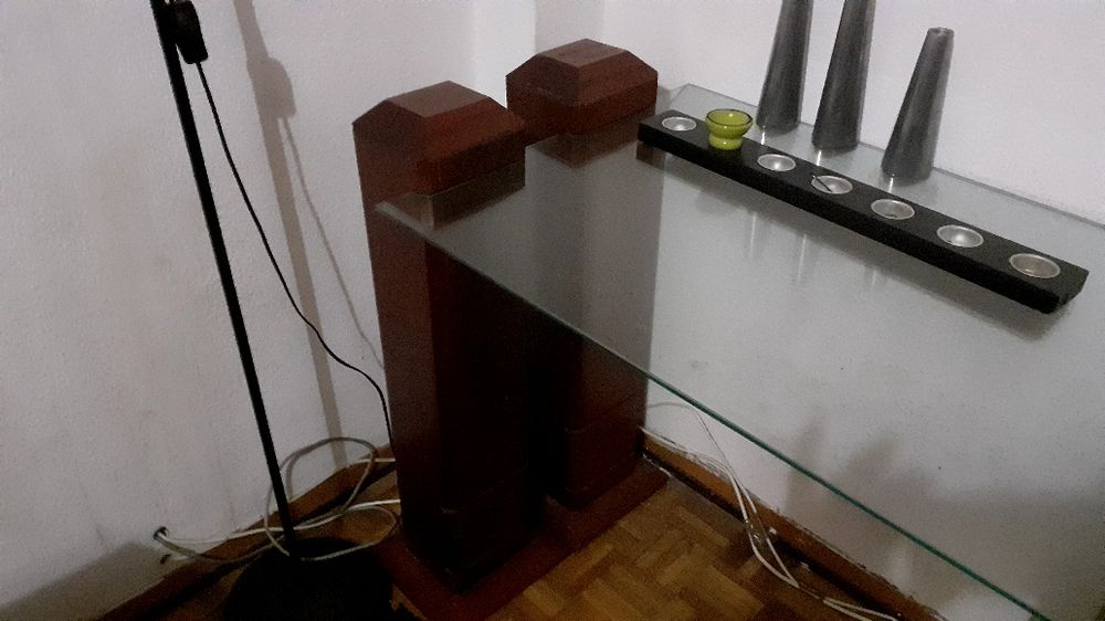 Mesa de vidro muito boa 4 torres e 3 vidros grossos em bom estado