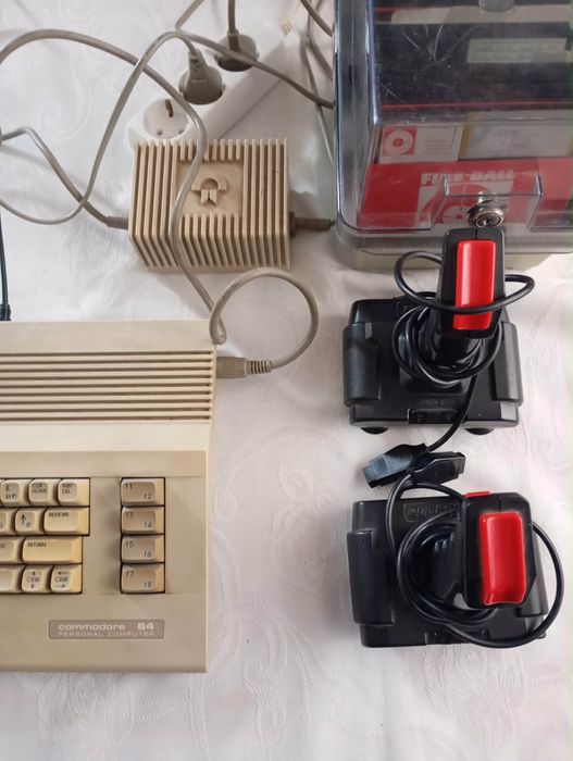 Commodore C64 z Dodatkami