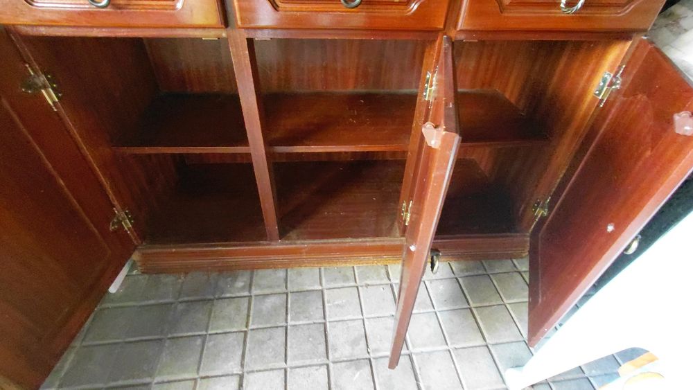 Louceiro em madeira com portas com vidro, gavetas e armários em baixo