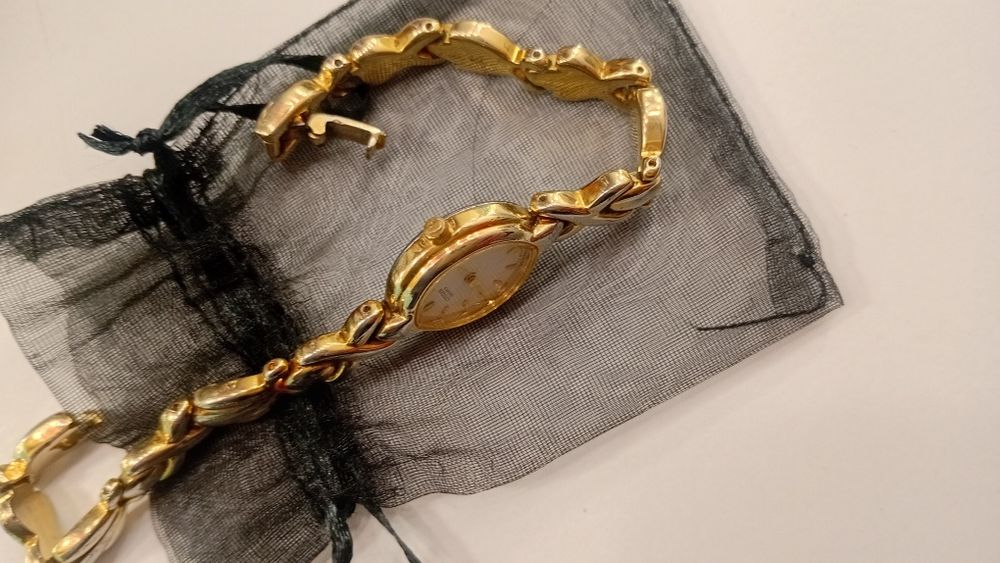 Жіночий годинник,на руці виглядає чарівно