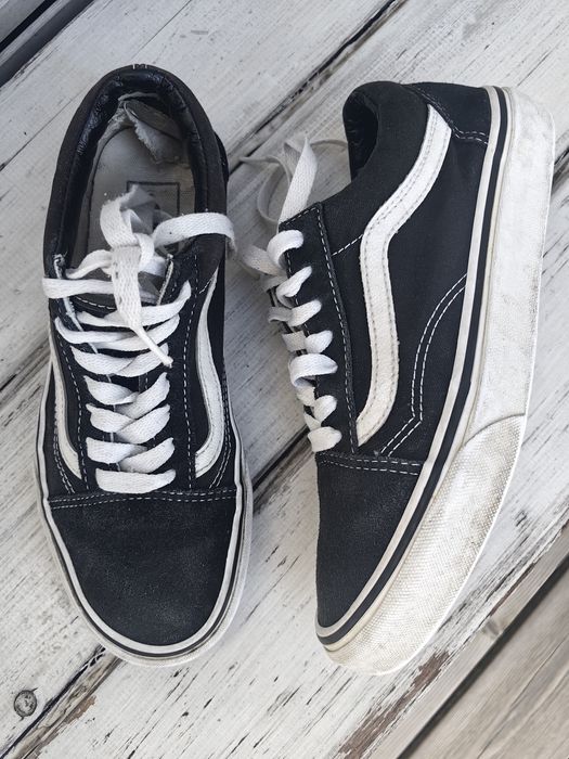 Czarne sneakersy Vans 37, 23.5 cm. Uszkodzona jedna zapiętka. Ogólnie stan ok.