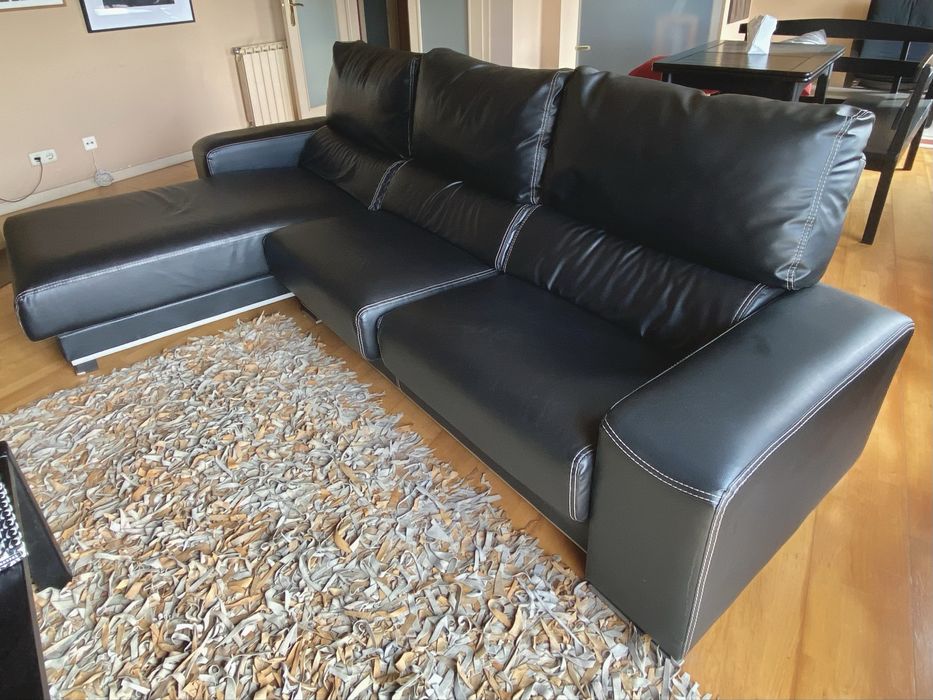 Sofá com chaise longue em pele sintética