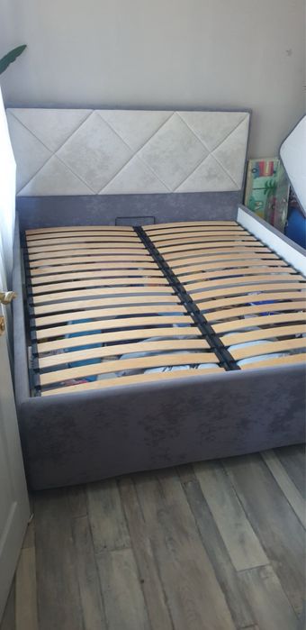 Ліжко з матрацом в ідеальному стані