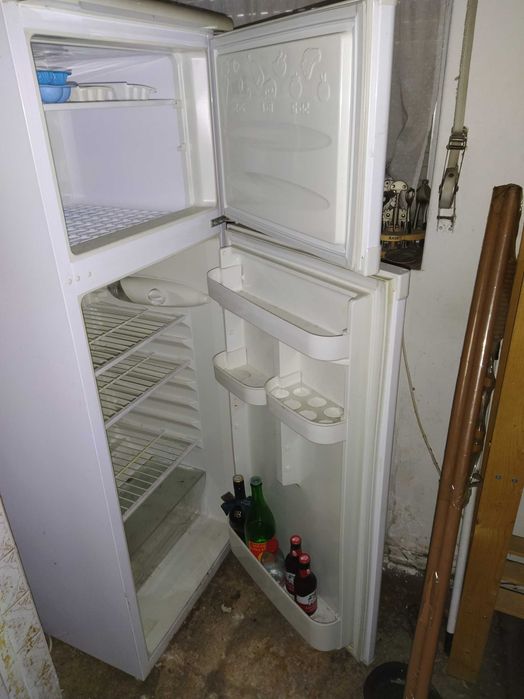 frigorifico muito bem conservado, tudo a funcionar bem.