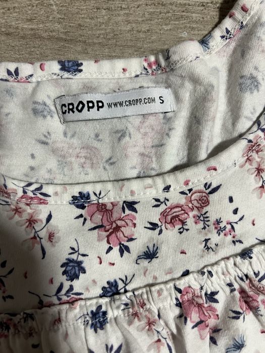 Koszulka cropp s odkryte ramiona krotki rekaw kwiatki falbanka