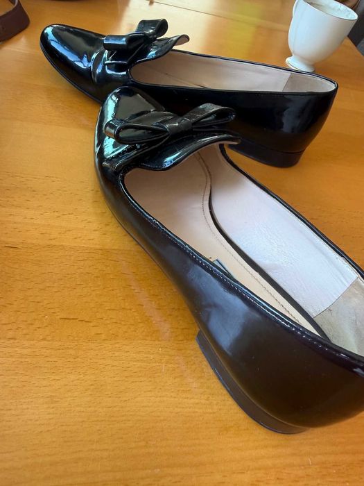 Prada buty czarne lakierki