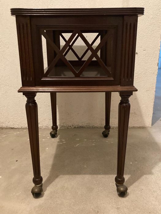 Mesa de apoio de madeira com rodras