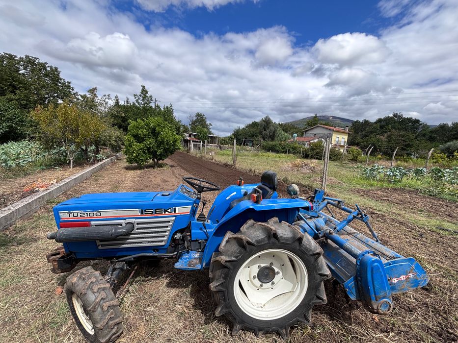 Trator iseki TU2100 4x4 com alfaias