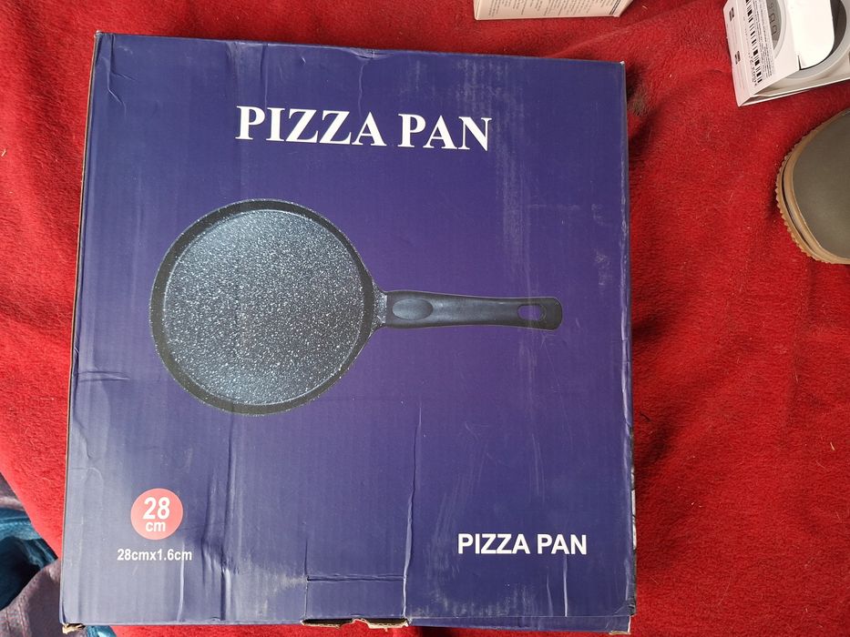 patelnia do pizzy marki Vicalina ma średnicę 28 cm
