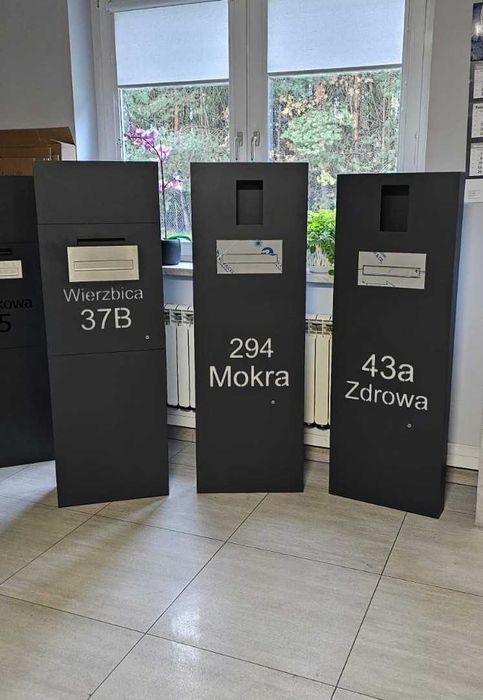 Aluminiowy słupek multimedialny, multibox spawany laserowo NAZWA ULICY/NUMER DOMU GRATIS