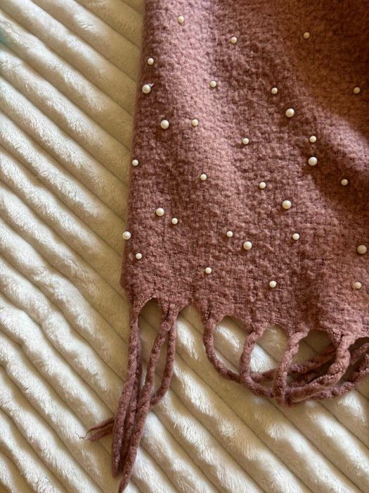 Cachecol rosa com pérolas e franjas