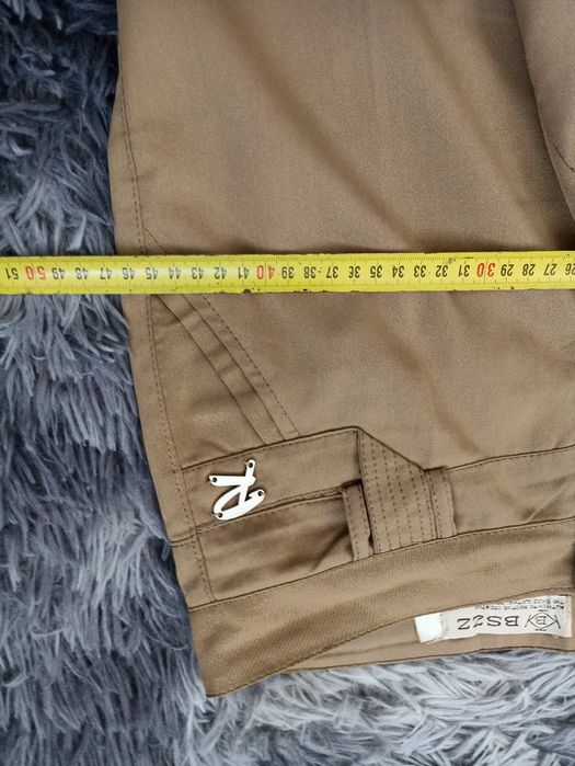 Жіночі брюки гірчичного кольору.