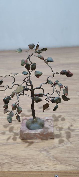 Дерево с камнями, яшма зелёная