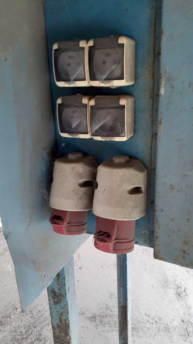 Sprzedam rozdzielnicę- elektryczną skrzynkę budowlaną.