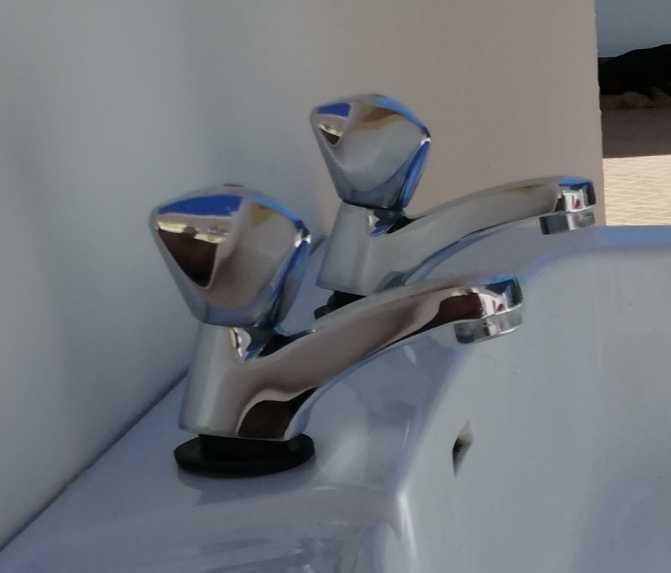 Lavatório e coluna , Valadares com torneiras Oliva.