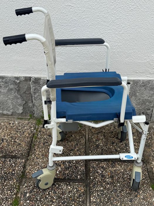 Cadeira Sanitária de Banho com Rodas – Máxima Mobilidade e Conforto