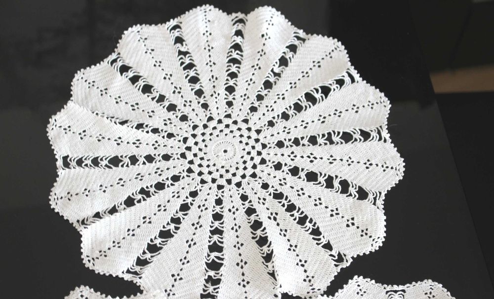 2 naprons em renda, 24 e 21 cm de diâmetro