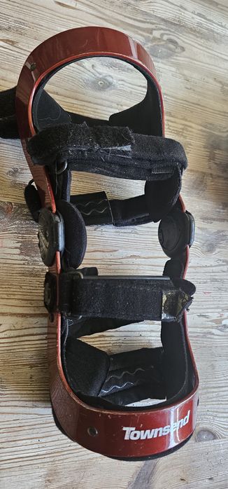 TOWNSEND REBEL PRO Stabilizator orteza stawu kolanowego prawego super do uprawiania sportu podczas rehabilitacji