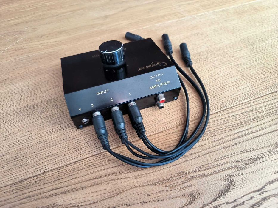 Przełącznik audio Gembird 4 wejścia + 3 kable cinch-jack