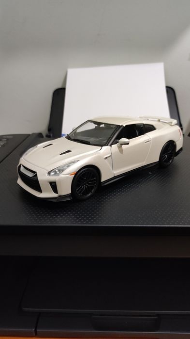 Nissan GT-R (R35)  1/24 Branco Pérola