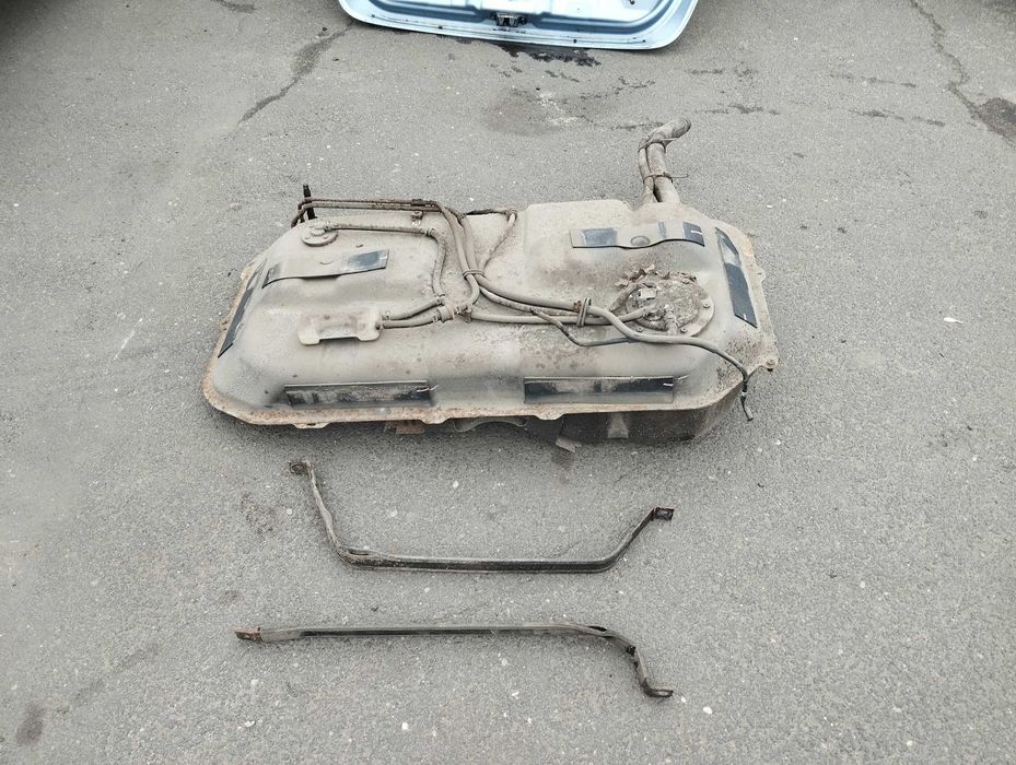 Suzuki Liana 1.6i 4D 2WD 2002r. Bak,zbiornik paliwa.