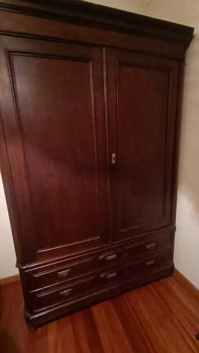 Armário Roupeiro antigo - em bom estado