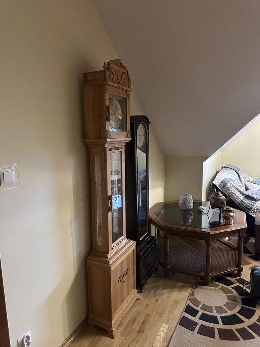 stylowy zegar stojący – jasne drewno, rzeźbiony(ten po lewej)