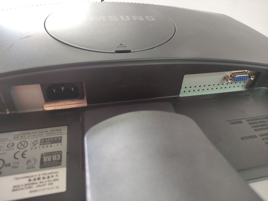 Monitor Samsung 19'  - LCD 

Funciona.  Em bom estado.

Inclui cabo da