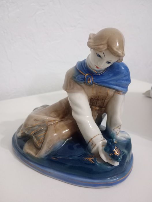 Фарфоровая статуэтка