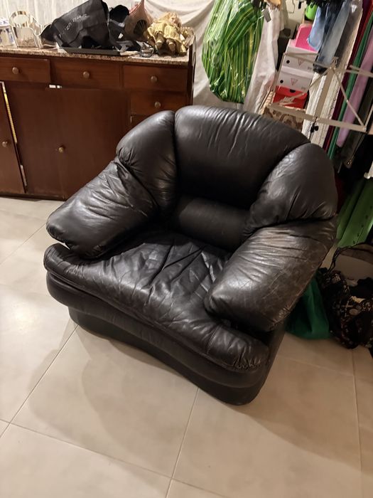 Sofá individual em pele preta – muito confortável