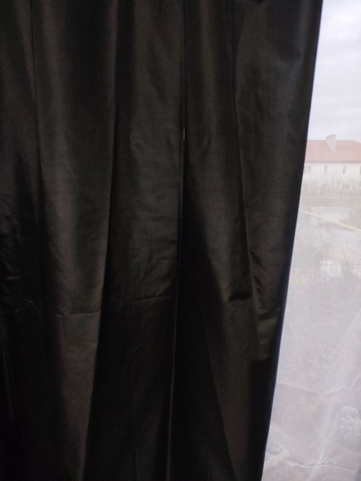 Штора с люверсами и лентой для крючков.