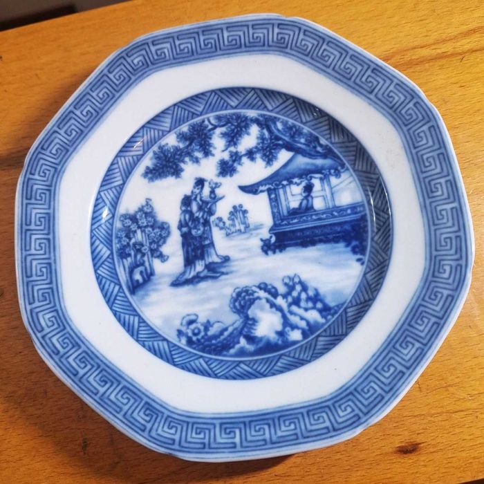 Prato octogonal em porcelana Vista Alegre, motivo Kasumi