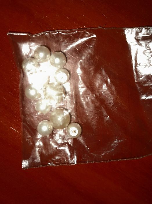 2 agulhas e pequenas pérolas de plástico